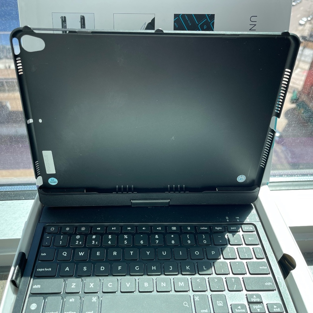 TYPECASE** IPAD - Picture 3 of 4